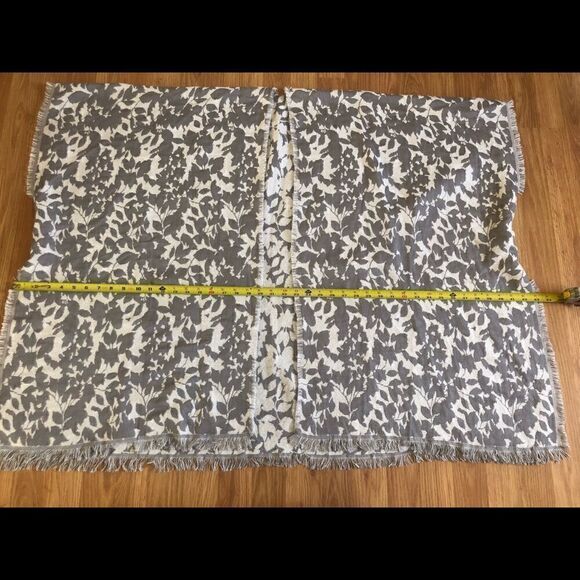 LUCKY BRAND Gray/White Floral Reversible Fringed Poncho - Picture 7 of 8